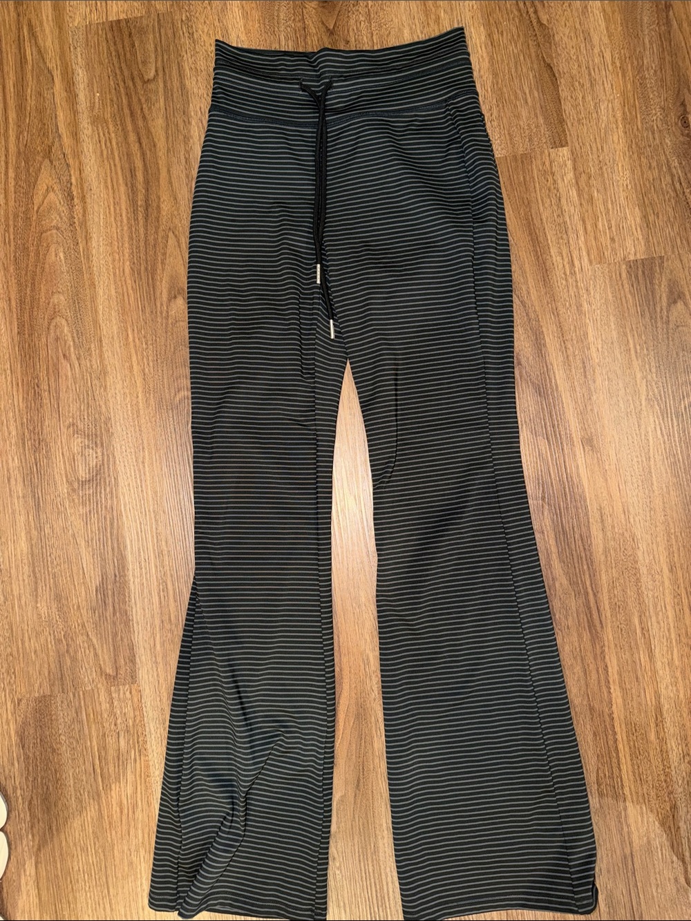 Halara High Waisted Drawstring Stripe Flare  Yoga pants with pockets Size S